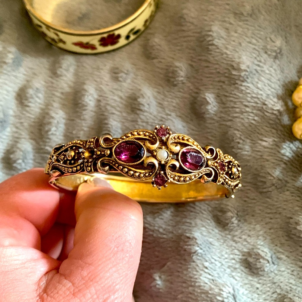 Vintage 1974 Avon Queensbury bracelet